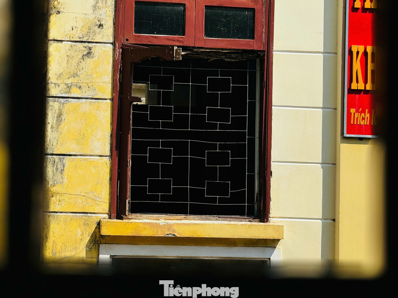 Đến nay đã tròn 5 năm sáp nhập hiện chỉ có một số trụ sở như: Huyện ủy Tây Trà (cũ), trụ sở của Mặt trận và các hội đoàn thể… được bàn giao cho một đơn vị sử dụng. Số còn lại không được sử dụng, quản lý nên đã xuống cấp trầm trọng. Ảnh: Nguyễn Ngọc