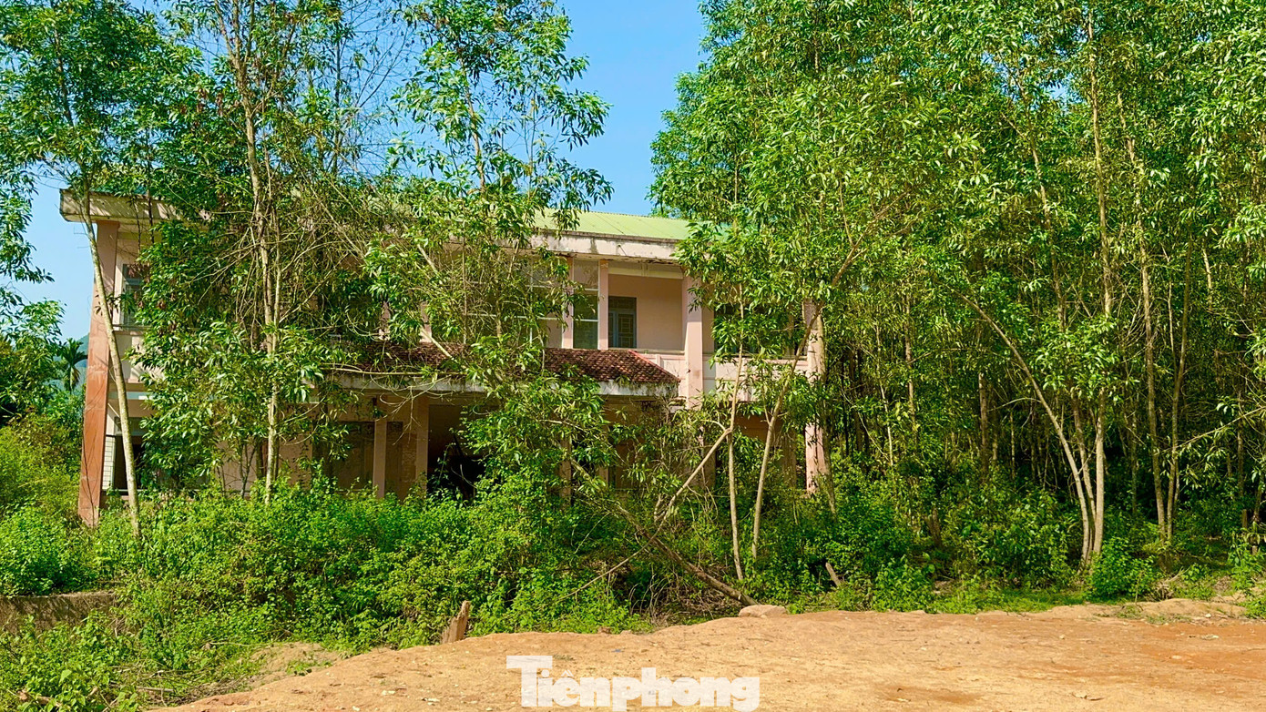 Theo một số người dân, việc sáp nhập xã, huyện là chủ trương đúng đắn, nhằm tinh giản bộ máy hành chính, nâng cao hiệu quả hoạt động về quản lý Nhà nước tại địa phương, cắt giảm chi phí cho ngân sách... Tuy nhiên, sau khi sáp nhập, nhiều trụ sở làm việc đang bị bỏ hoang, chưa có kế hoạch sử dụng, gây ra lãng phí rất lớn. Ảnh: Nguyễn Ngọc