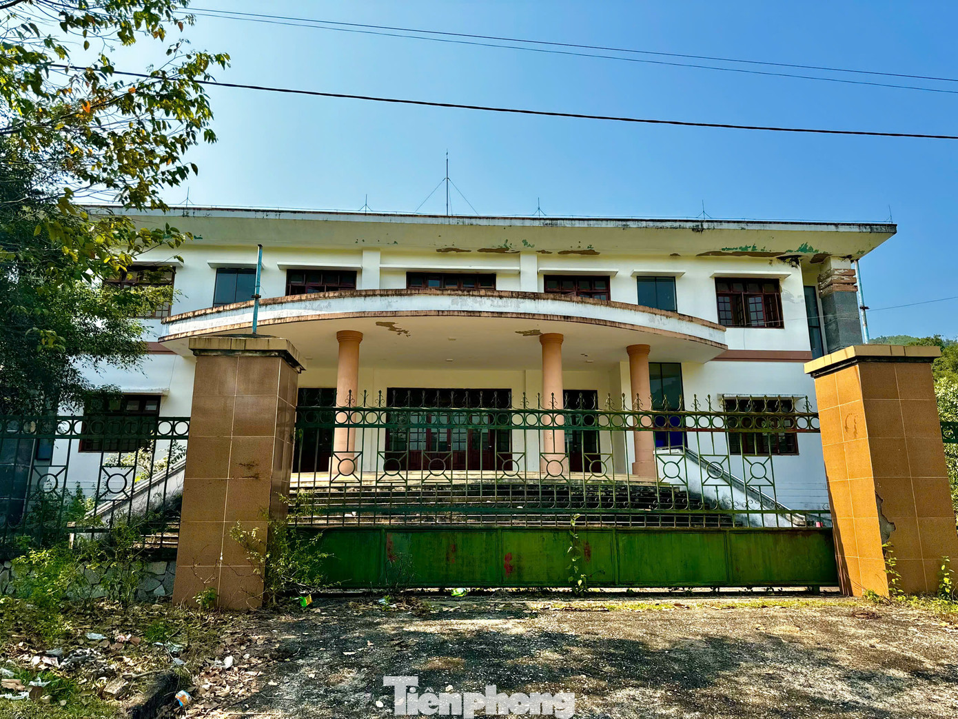 Từ chỗ là bộ mặt của trung tâm huyện lỵ Tây Trà (cũ) thì giờ nhiều trụ sở phải "cửa đóng then cài”, gây mất mỹ quan. Sự hoang tàn của các trụ sở sau sáp nhập cũng kéo theo sự lãng phí rất lớn. Ảnh: Nguyễn Ngọc