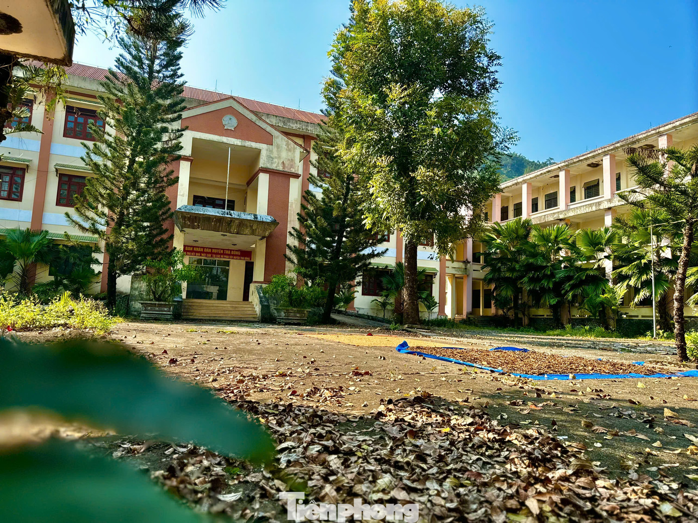 Bên cạnh các trụ sở cấp huyện thì trong quá trình sáp nhập huyện còn sáp nhập xã, vì thế cũng dôi ra nhiều trụ sở UBND các xã, nhà làm việc của công an xã, xã đội… Ảnh: Nguyễn Ngọc