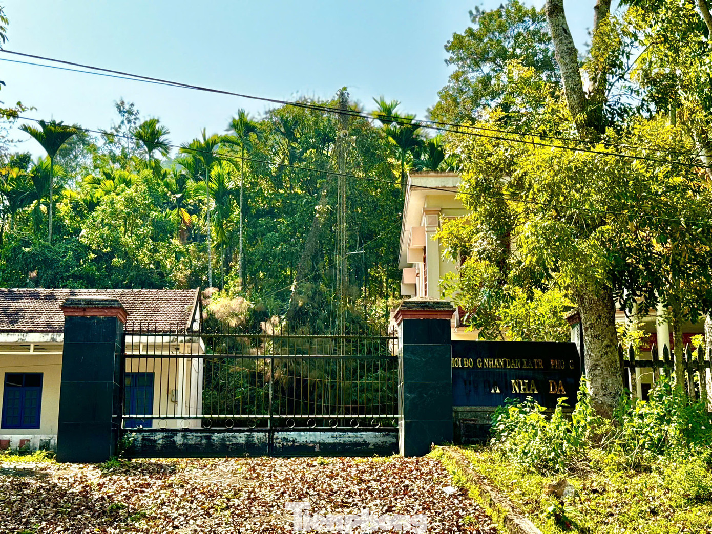 Thực hiện Nghị quyết số 867 ngày 10/1/2020 của Ủy ban Thường vụ Quốc hội về việc sắp xếp các đơn vị hành chính cấp xã, huyện, tỉnh Quảng Ngãi đã sáp nhập huyện Tây Trà vào huyện Trà Bồng từ ngày 1/4/2020. Ảnh: Nguyễn Ngọc