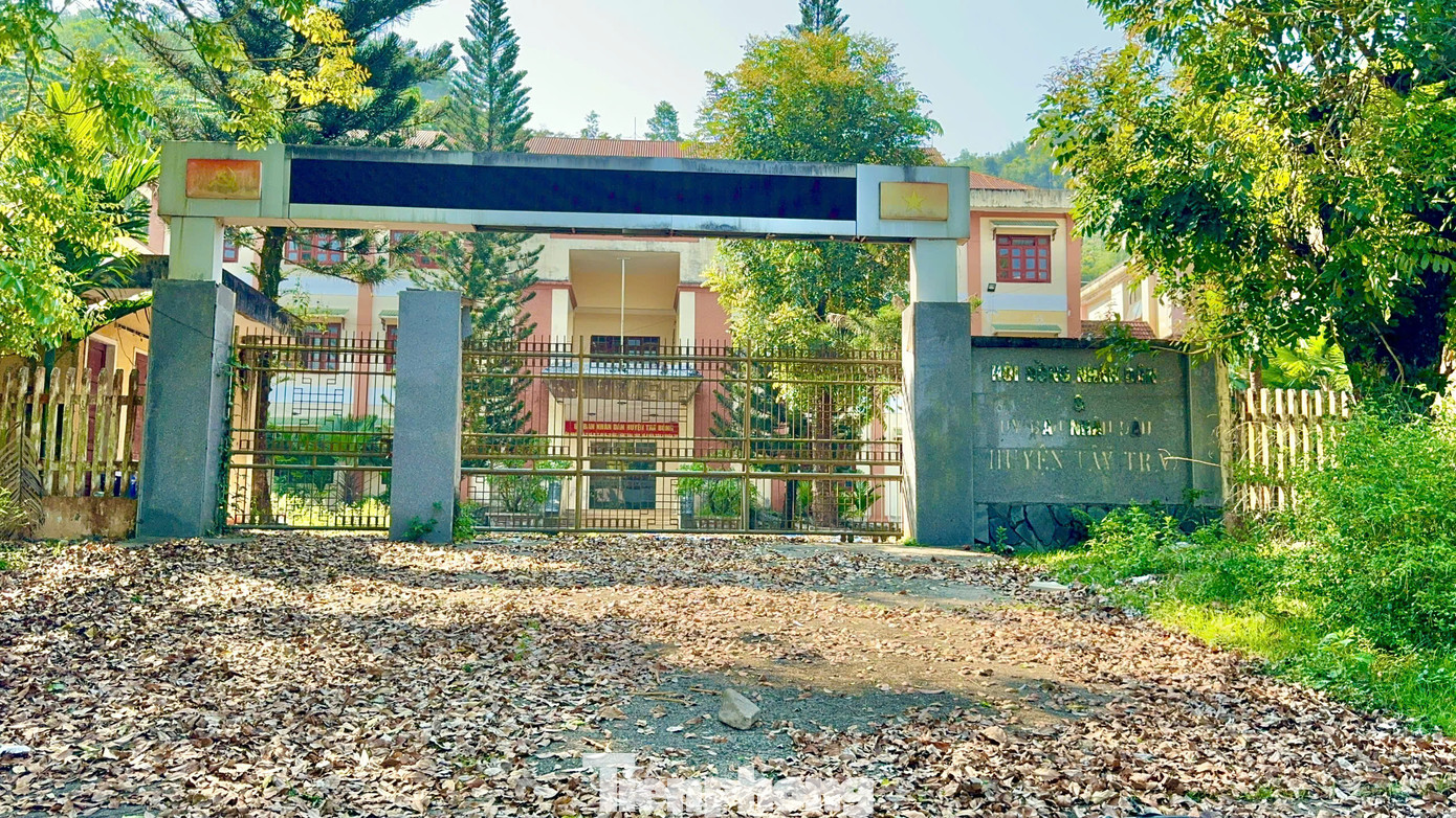 “Để tận dụng tối đa các công trình, huyện tiến hành bán đấu giá, thanh lý đất và tài sản nhưng ở nơi 'thâm sơn cùng cốc' này, nhu cầu mua lại các trụ sở không có. Nhất là khu vực xã Trà Phong (nơi đặt trụ sở huyện Tây Trà trước đây) cách TP. Quảng Ngãi cả trăm km”, lãnh đạo huyện Trà Bồng nói. Ảnh: Nguyễn Ngọc