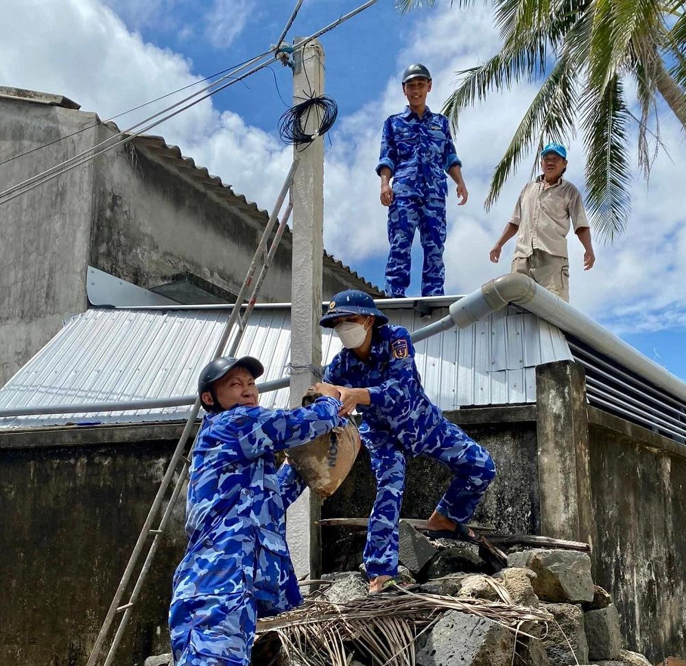 Tại huyện đảo Lý Sơn, Ban Chỉ huy quân sự huyện Lý Sơn phối hợp cùng các đơn vị lực lượng vũ trang đứng chân trên địa bàn huy động 100 cán bộ, chiến sĩ làm nhiệm vụ giúp nhân dân, các cơ quan, trường học cắt tỉa cây xanh, chằng chống nhà cửa để phòng, chống bão.
