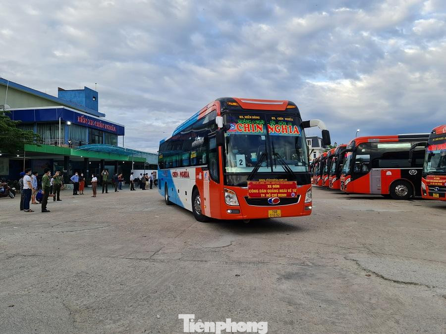 Đúng vào lúc 17 giờ 30 phút chiều nay 24/7 đoàn xe đã khởi hành. Đúng vào lúc 17 giờ 30 phút chiều nay 24/7 đoàn xe đã khởi hành.