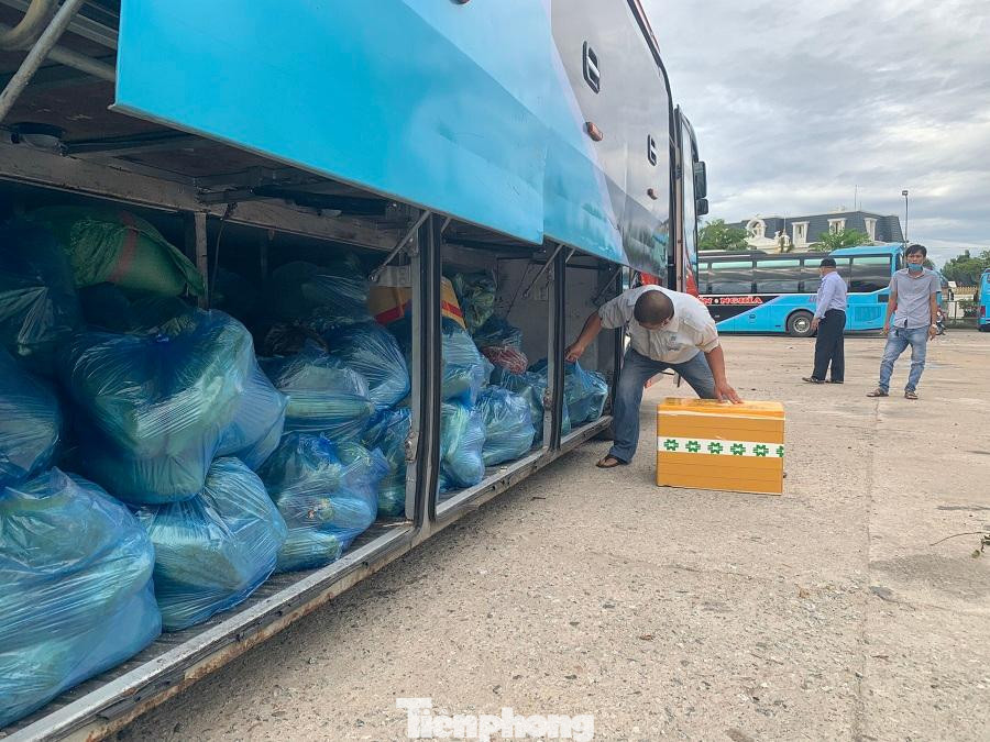 Đoàn Thanh niên Công an tỉnh Quảng Ngãi gửi theo 3,5 tấn lương thực, thực phẩm hỗ trợ người dân tại TP. HCM. Đoàn Thanh niên Công an tỉnh Quảng Ngãi gửi theo 3,5 tấn lương thực, thực phẩm hỗ trợ người dân tại TP. HCM.