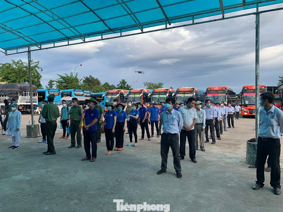 Quang cảnh lễ khởi hành. Quang cảnh lễ khởi hành.