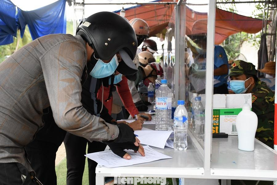 Người dân khai báo y tế tại chốt kiểm soát dịch bệnh tại đèo Bình Đê, thị xã Đức Phổ, tỉnh Quảng Ngãi.