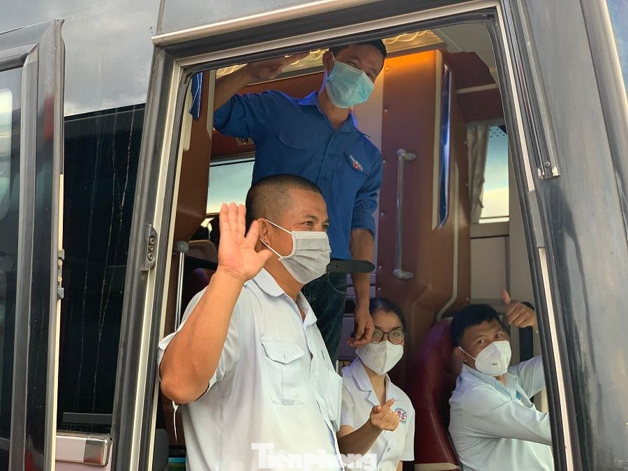 Các tình nguyện viên hăng hái lên đường. Các tình nguyện viên hăng hái lên đường.