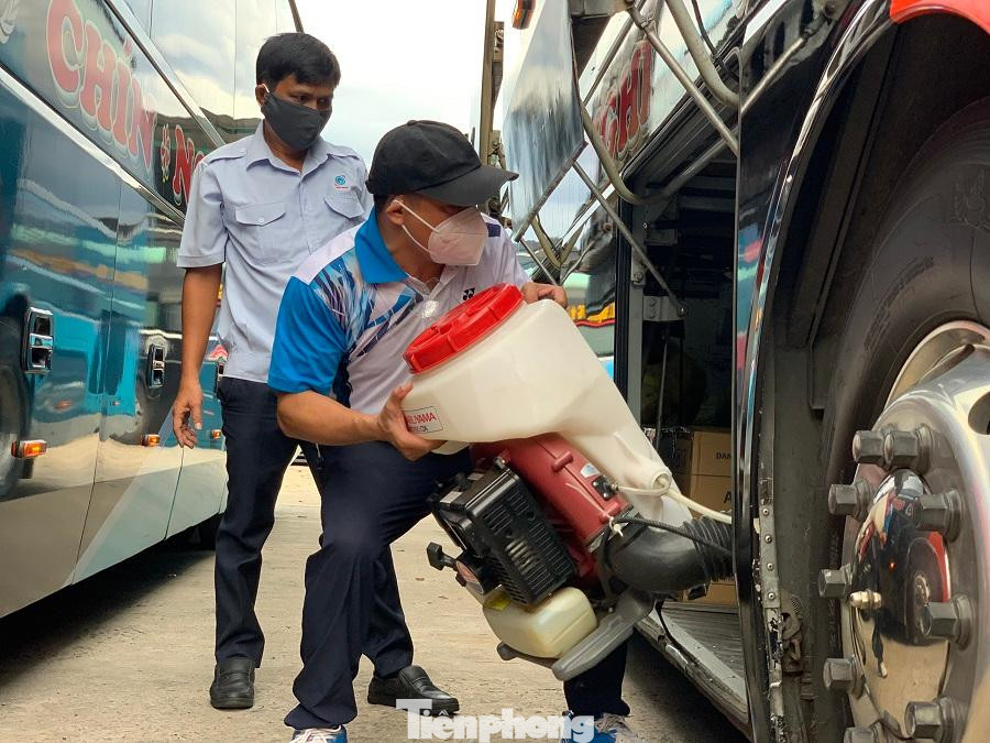 Nhân viên y tế chuẩn bị đầy đủ thiết bị phòng chống dịch để đi đón người dân. Nhân viên y tế chuẩn bị đầy đủ thiết bị phòng chống dịch để đi đón người dân.