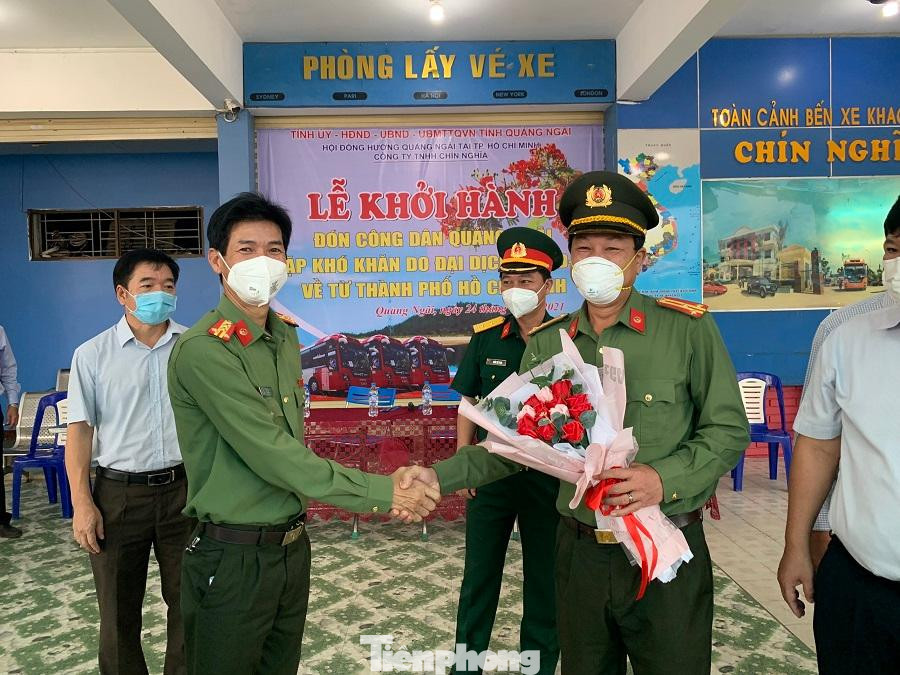 Đại tá Võ Văn Dương - Phó giám đốc công an tỉnh Quảng Ngãi tặng hoa cho Thượng tá Trần Minh Hưng - trưởng đoàn đi đón công dân về quê. Đại tá Võ Văn Dương - Phó giám đốc công an tỉnh Quảng Ngãi tặng hoa cho Thượng tá Trần Minh Hưng - trưởng đoàn đi đón công dân về quê.