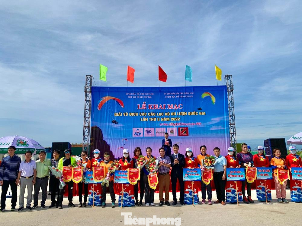 Khai mạc Giải vô địch Các câu lạc bộ dù lượn Quốc gia lần thứ 2 tại đảo Lý Sơn (Quảng Ngãi). Ảnh: Nguyễn Ngọc