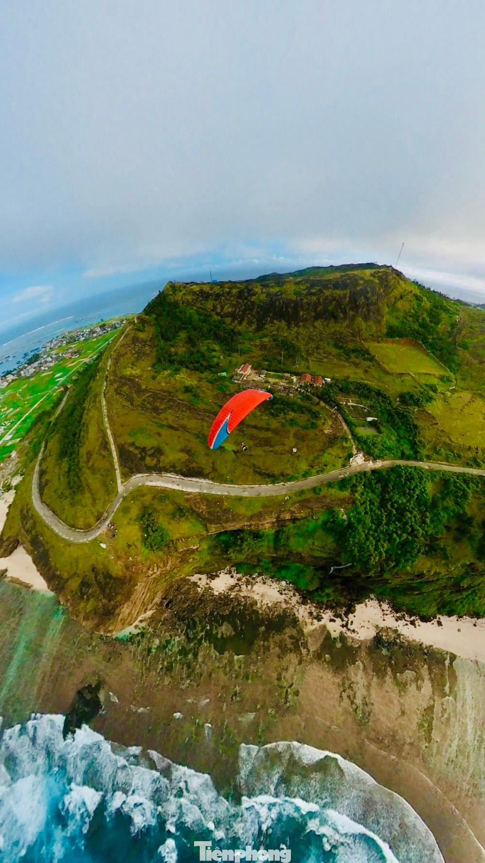 Được bay ở Lý Sơn không khác gì bay ở vùng Địa Trung Hải biển xanh- cát trắng- nắng vàng và được ngắm, chiêm ngưỡng cảnh sắc tuyệt đẹp ở đảo tiền tiêu của Tổ quốc. Ảnh: Nguyễn Ngọc