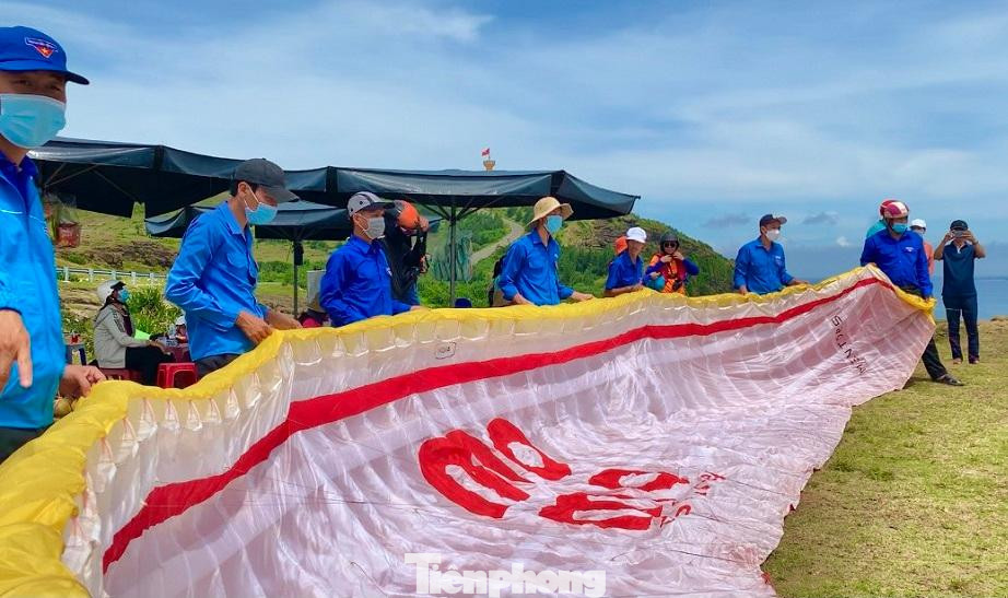 Các vận động viên sẽ xuất phát ở đỉnh núi Thới Lới và hạ cánh tại Hang Câu và sân bay Quân sự Lý Sơn. Ảnh: Nguyễn Ngọc