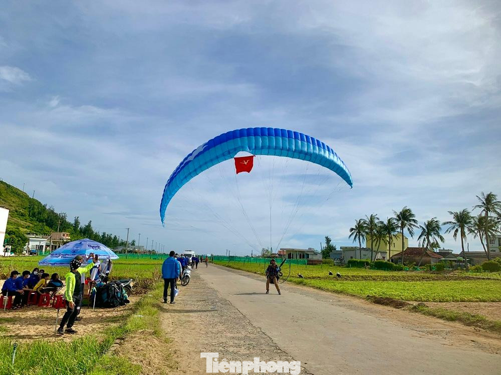 Các vận động viên bay biểu diễn trong lễ khai mạc. Ảnh: Nguyễn Ngọc