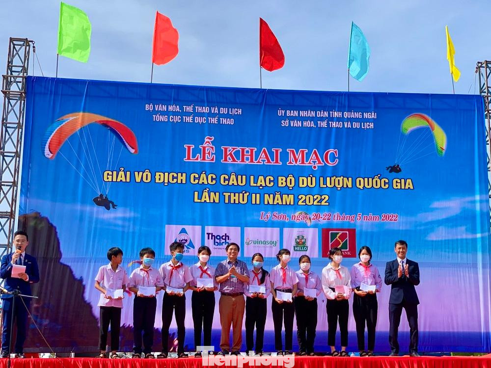 Tặng quà cho học sinh có hoàn cảnh khó khăn tại huyện Lý Sơn. Ảnh: Nguyễn Ngọc