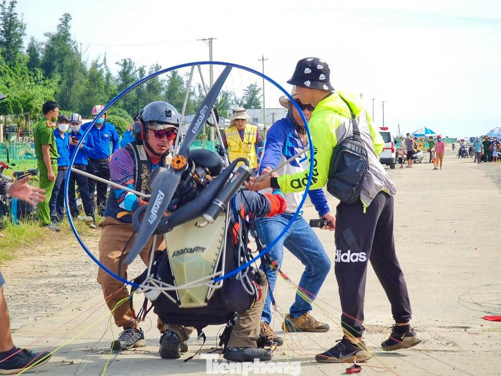 Kiểm tra thiết bị trước khi bay.