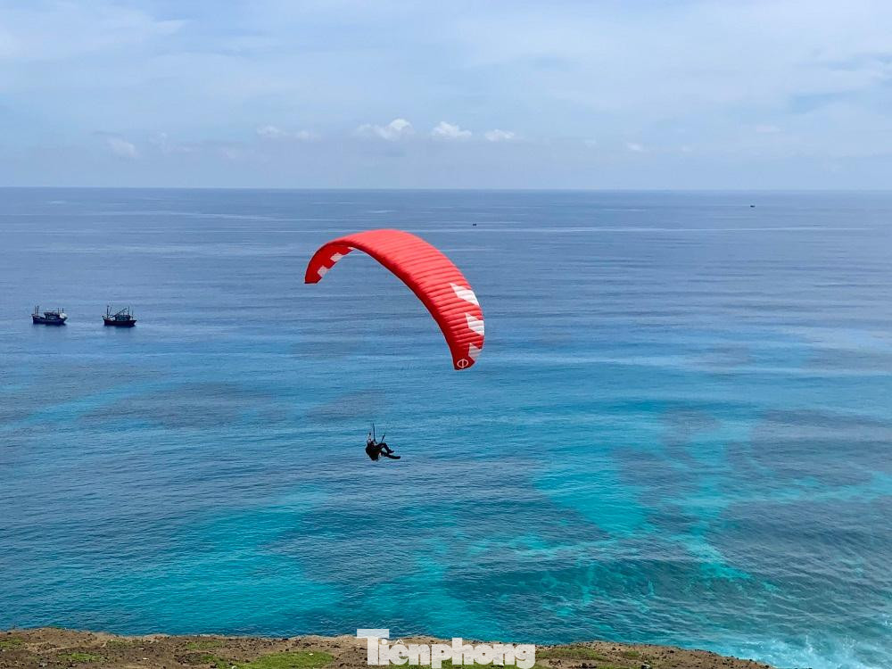 Địa hình của Lý Sơn là nơi lý tưởng để tổ chức sự kiện bay dù lượn. Ảnh: Nguyễn Ngọc