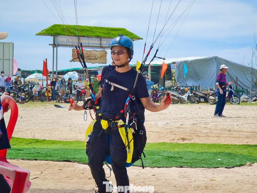 Một vận động viên vừa đáp đất an toàn. Ảnh: Nguyễn Ngọc