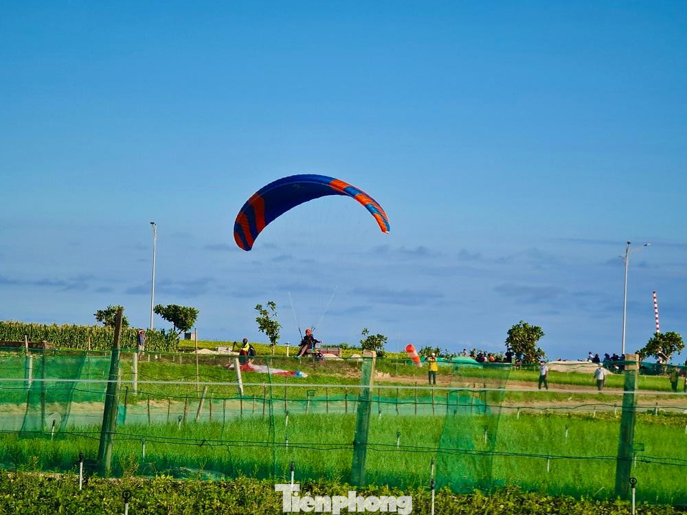 Các phi công bay trên cánh đồng tỏi Lý Sơn. Ảnh: Nguyễn Ngọc