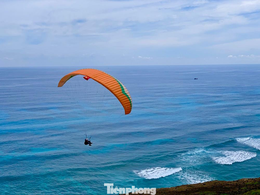 Theo các vận động viên, điểm bay trên núi Thới Lới là một trong những điểm bay lý tưởng để tổ chức các giải dù lượn cấp quốc gia, quốc tế, thu hút các phi công dù lượn trong, ngoài nước đến khám phá và trải nghiệm. Ảnh: Nguyễn Ngọc