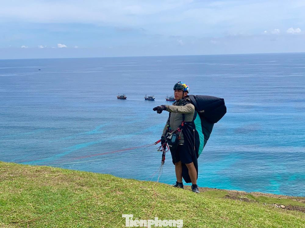 “Giải năm nay quy tụ được hàng chục phi công trong nước, đây là cơ hội để các phi công dù lượn được giao lưu, học hỏi, trải nghiệm, góp phần thúc đẩy hơn nữa sự phát triển của bộ môn dù lượn ở Việt Nam và tăng cường hội nhập với các hoạt động thể thao trong khu vực và thế giới”, anh Huân Tưởng - một phi công đến từ Đà Nẵng chia sẻ. Ảnh: Nguyễn Ngọc