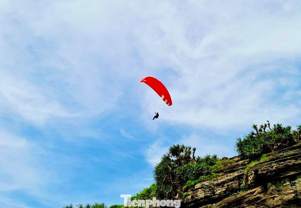 Dù lượn là bộ môn thể thao khá mạo hiểm nhưng được rất nhiều người yêu thích bởi những trải nghiệm đáng nhớ. Ảnh: Nguyễn Ngọc