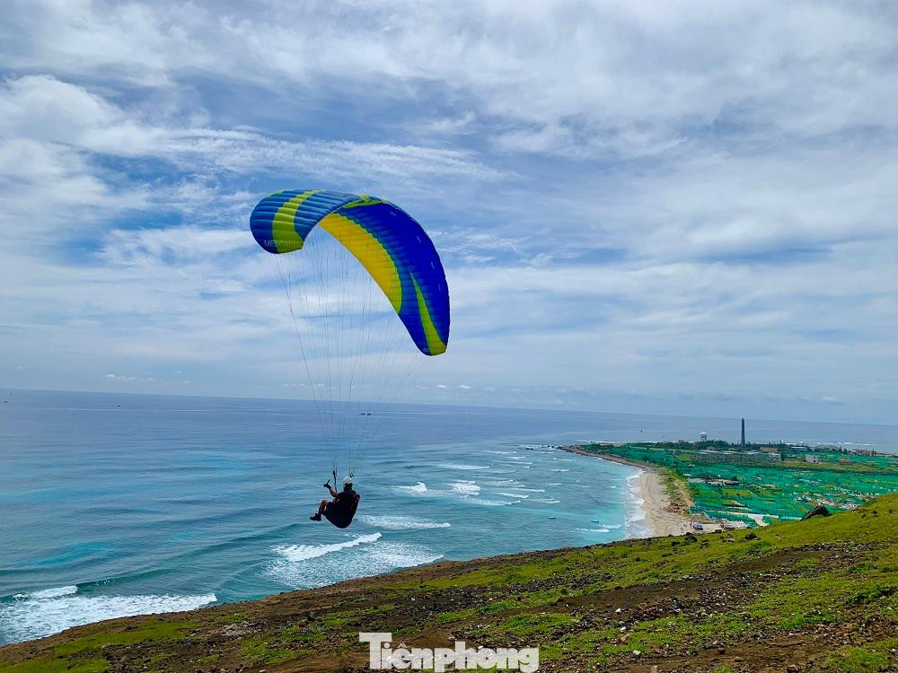 Thời tiết tại huyện Lý Sơn khá thuận lợi khiến việc cất cánh dễ dàng hơn. Ảnh: Nguyễn Ngọc