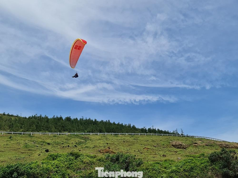 Nơi đây hội tụ đủ các yếu tố như những dãy núi đá cao, trải dài, là điểm bay an toàn, ấn tượng, phi công có cơ hội thể hiện khả năng kỹ thuật cao, bay dọc trên sườn núi Thới Lới và Hang Câu, thưởng ngoạn khung cảnh tự nhiên, ngắm đời sống dân sinh từ trên cao, đồng thời còn được ngắm nhìn toàn cảnh cánh đồng tỏi. Ảnh: Nguyễn Ngọc