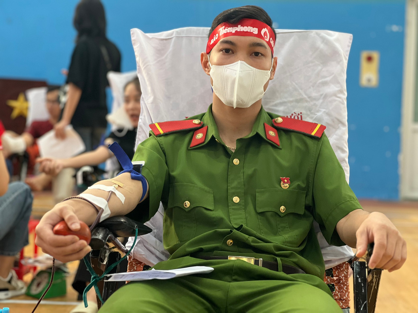 Ngày hội Chủ Nhật Đỏ cũng thu hút đông đảo lực lượng đoàn viên thanh niên Công an tỉnh tham gia hiến máu tình nguyện.