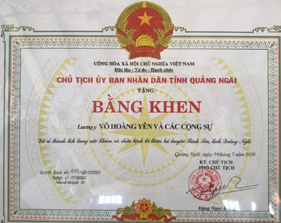 Bằng khen mà trước đó UBND tỉnh Quảng Ngãi đã trao cho ông Võ Hoàng Yên và cộng sự, vì đã thực hiện khám, chữa bệnh miễn phí cho hàng trăm trường hợp người dân của huyện và vùng lân cận.