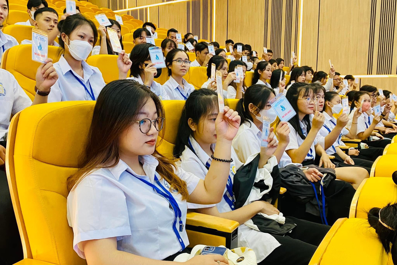 Đại biểu biểu quyết thông qua nội quy, quy chế, chương trình làm việc tại phiên khai mạc Đại biểu biểu quyết thông qua nội quy, quy chế, chương trình làm việc tại phiên khai mạc