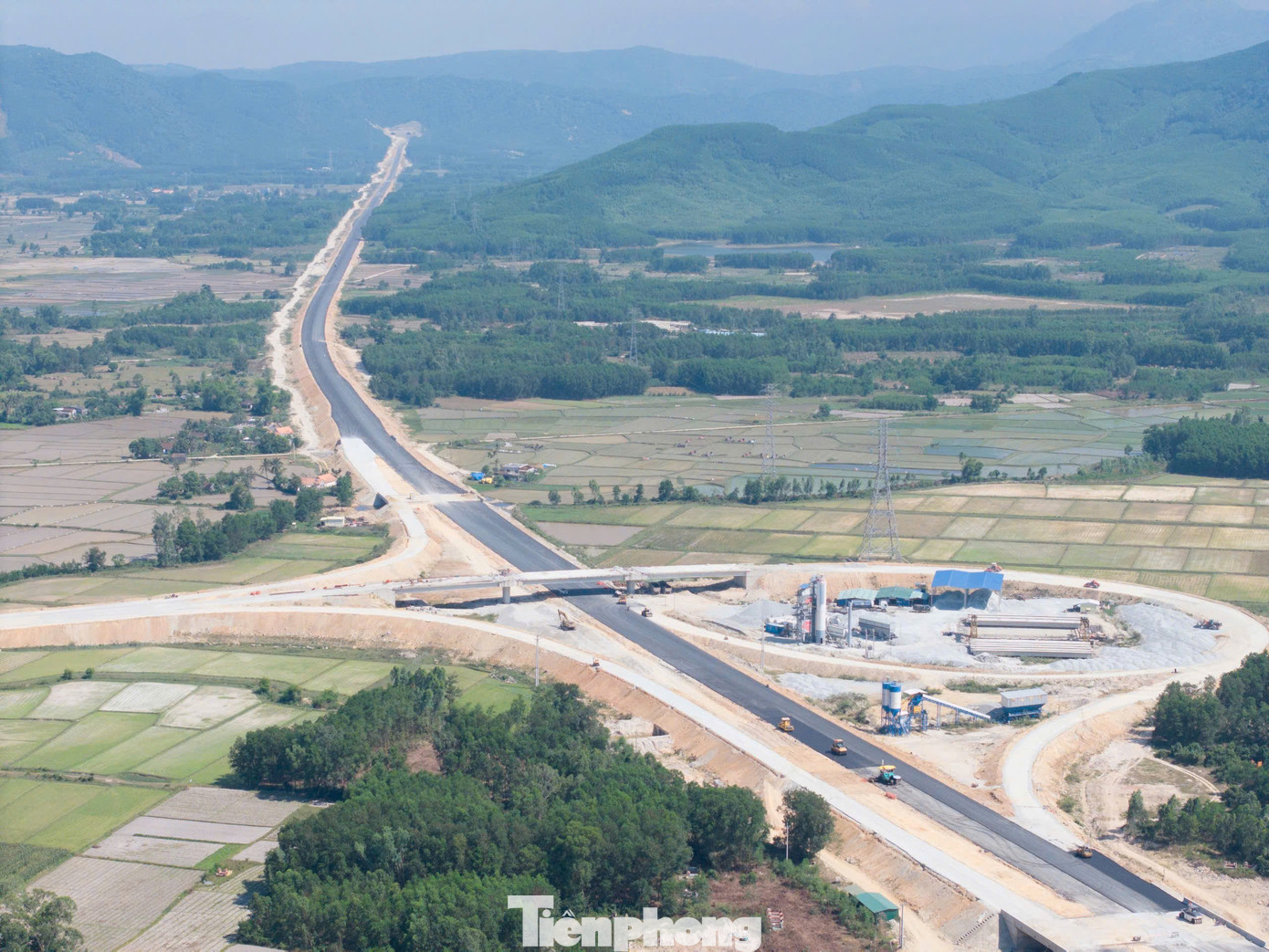 Đến nay, giá trị khối lượng thực hiện đã đạt khoảng 9.000 tỷ đồng, tương đương 68% toàn dự án. Đến nay, giá trị khối lượng thực hiện đã đạt khoảng 9.000 tỷ đồng, tương đương 68% toàn dự án.