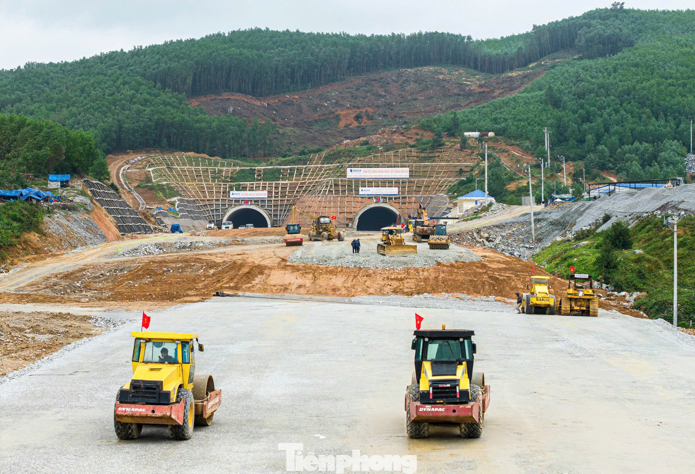 Nhà thầu huy động tổng lực các nhân lực, máy móc để tăng tốc thi công dự án. Nhà thầu huy động tổng lực các nhân lực, máy móc để tăng tốc thi công dự án.