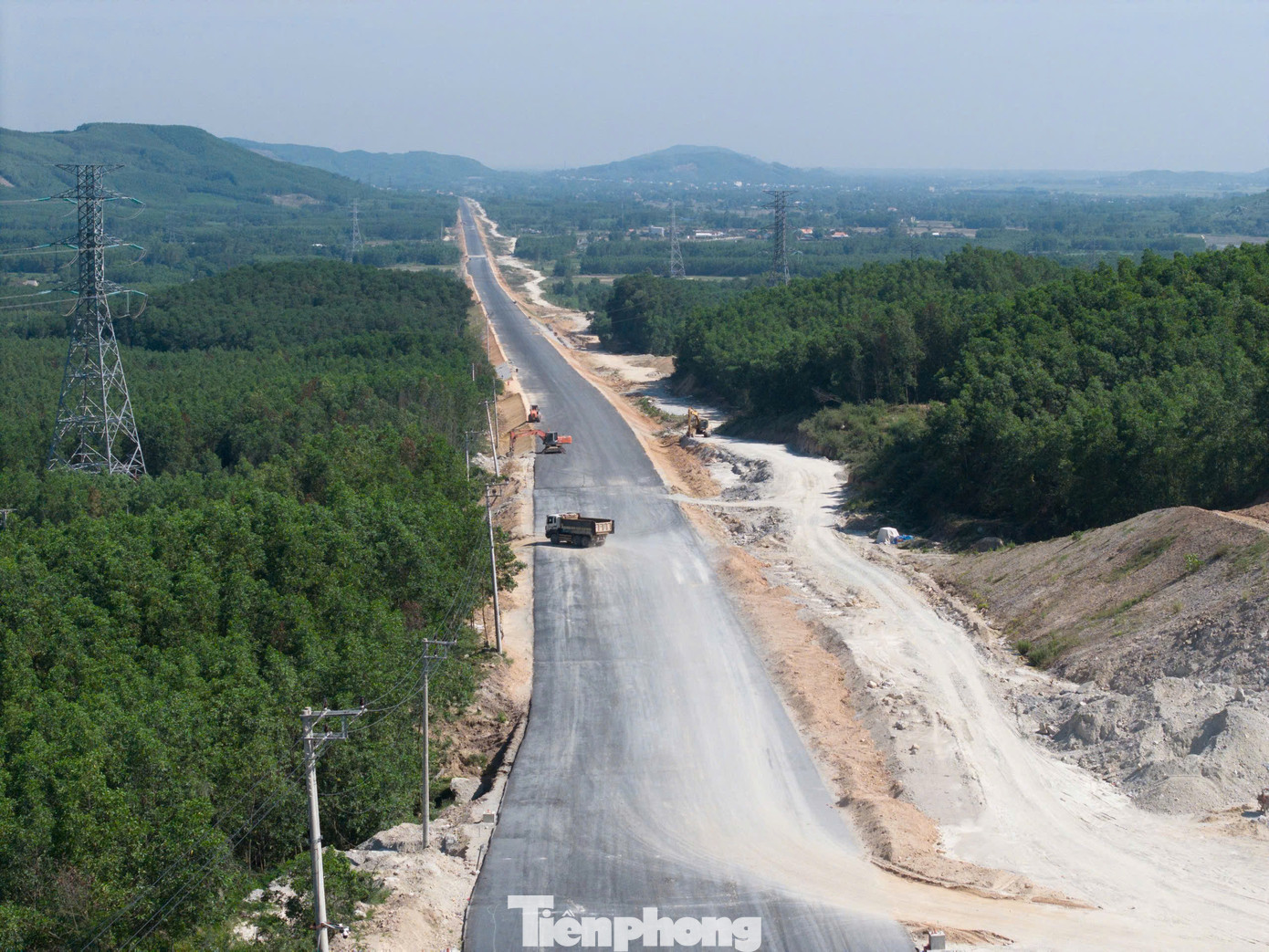 Hình hài cao tốc Quảng Ngãi - Hoài Nhơn sau hơn 2 năm thi công. Hình hài cao tốc Quảng Ngãi - Hoài Nhơn sau hơn 2 năm thi công.