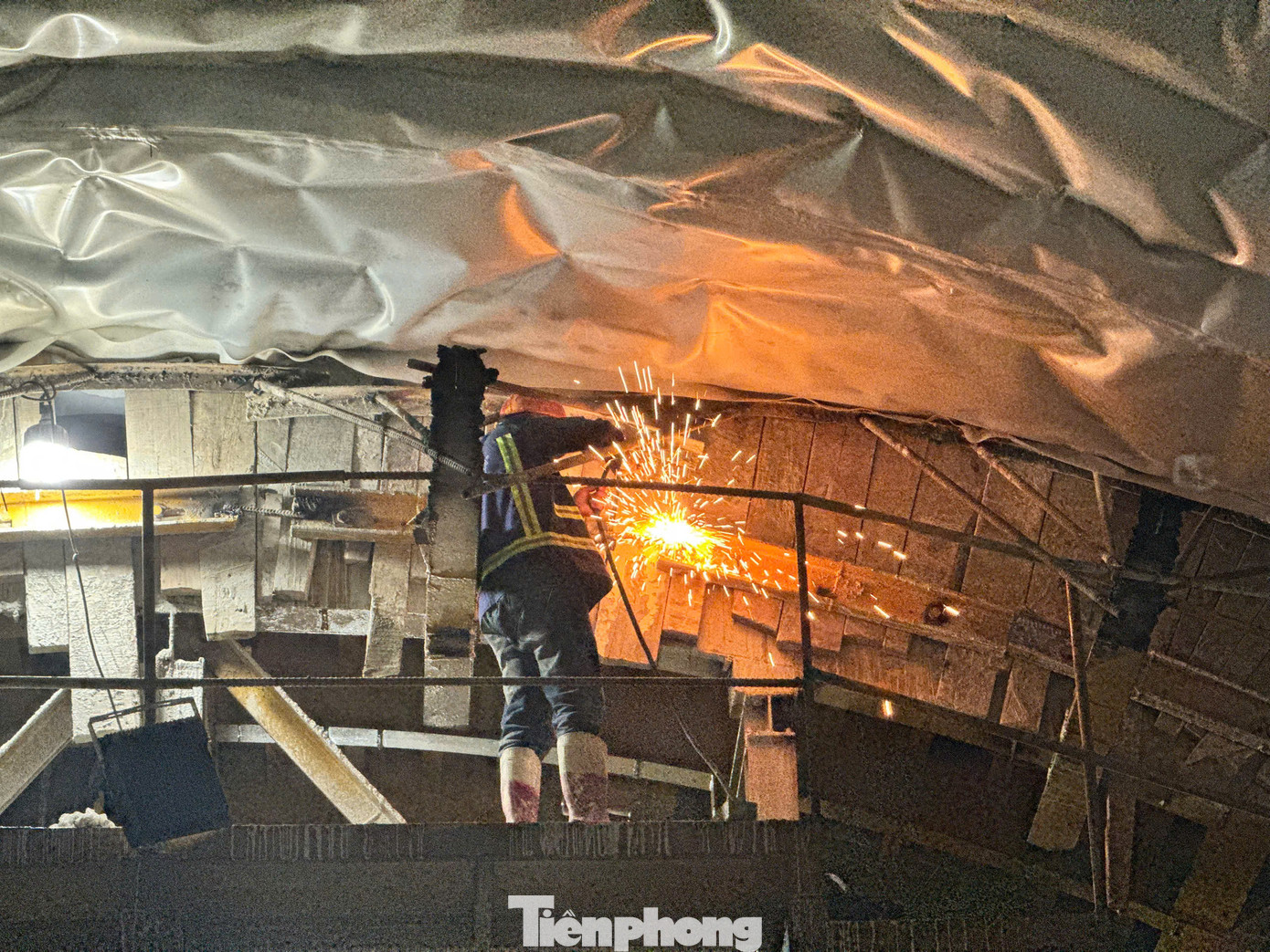 Hơn 3.000 kỹ sư, công nhân thi công trên công trình. Hơn 3.000 kỹ sư, công nhân thi công trên công trình.