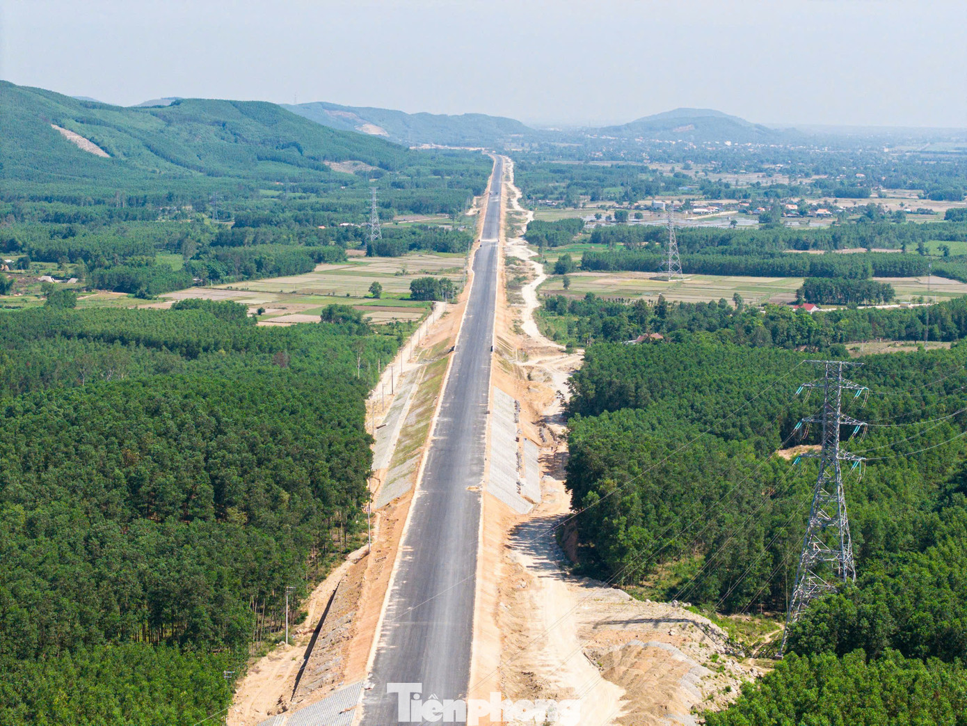 Hình hài cao tốc Quảng Ngãi - Hoài Nhơn sau hơn 2 năm thi công. Hình hài cao tốc Quảng Ngãi - Hoài Nhơn sau hơn 2 năm thi công.