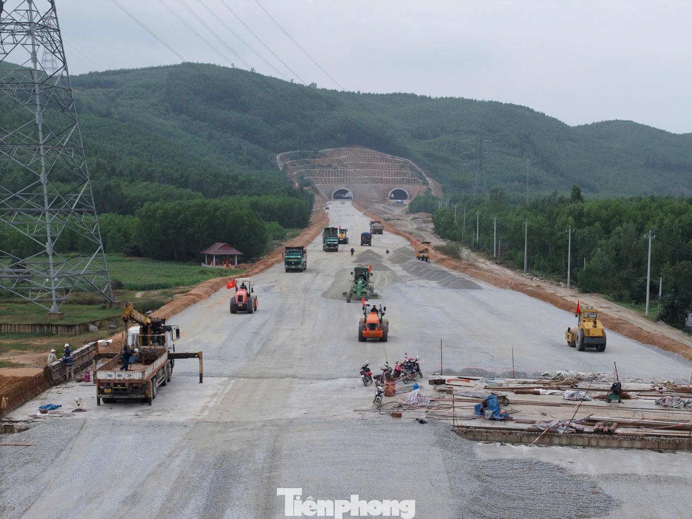 Nhà thầu huy động tổng lực các nhân lực, máy móc để tăng tốc thi công dự án. Nhà thầu huy động tổng lực các nhân lực, máy móc để tăng tốc thi công dự án.