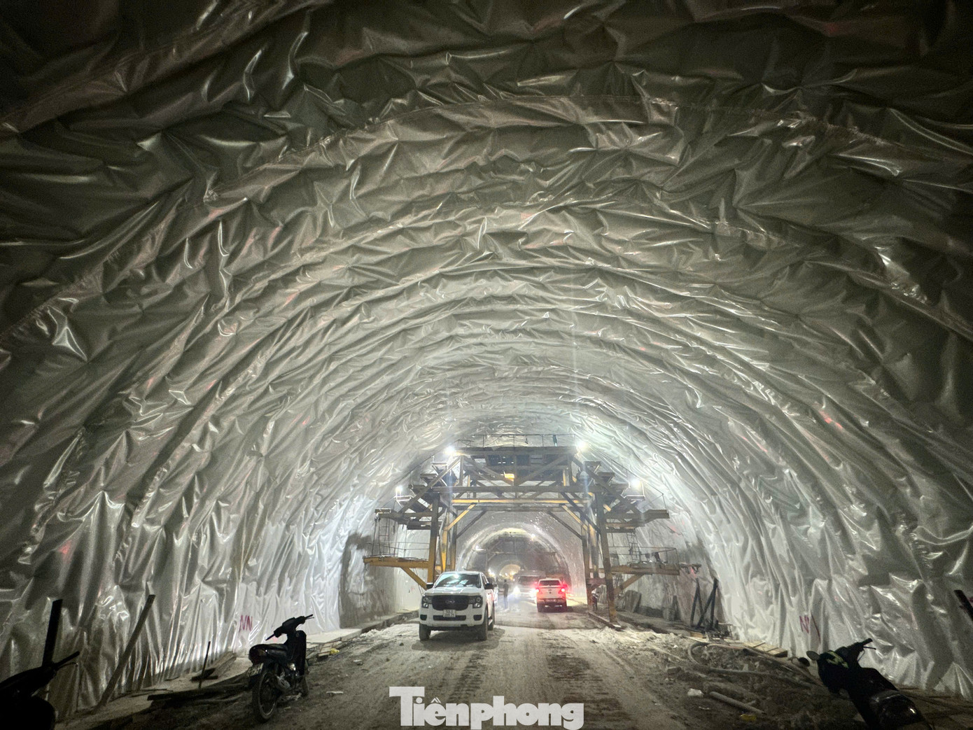 Các công nhân thi công khoan hầm số 3. Các công nhân thi công khoan hầm số 3.