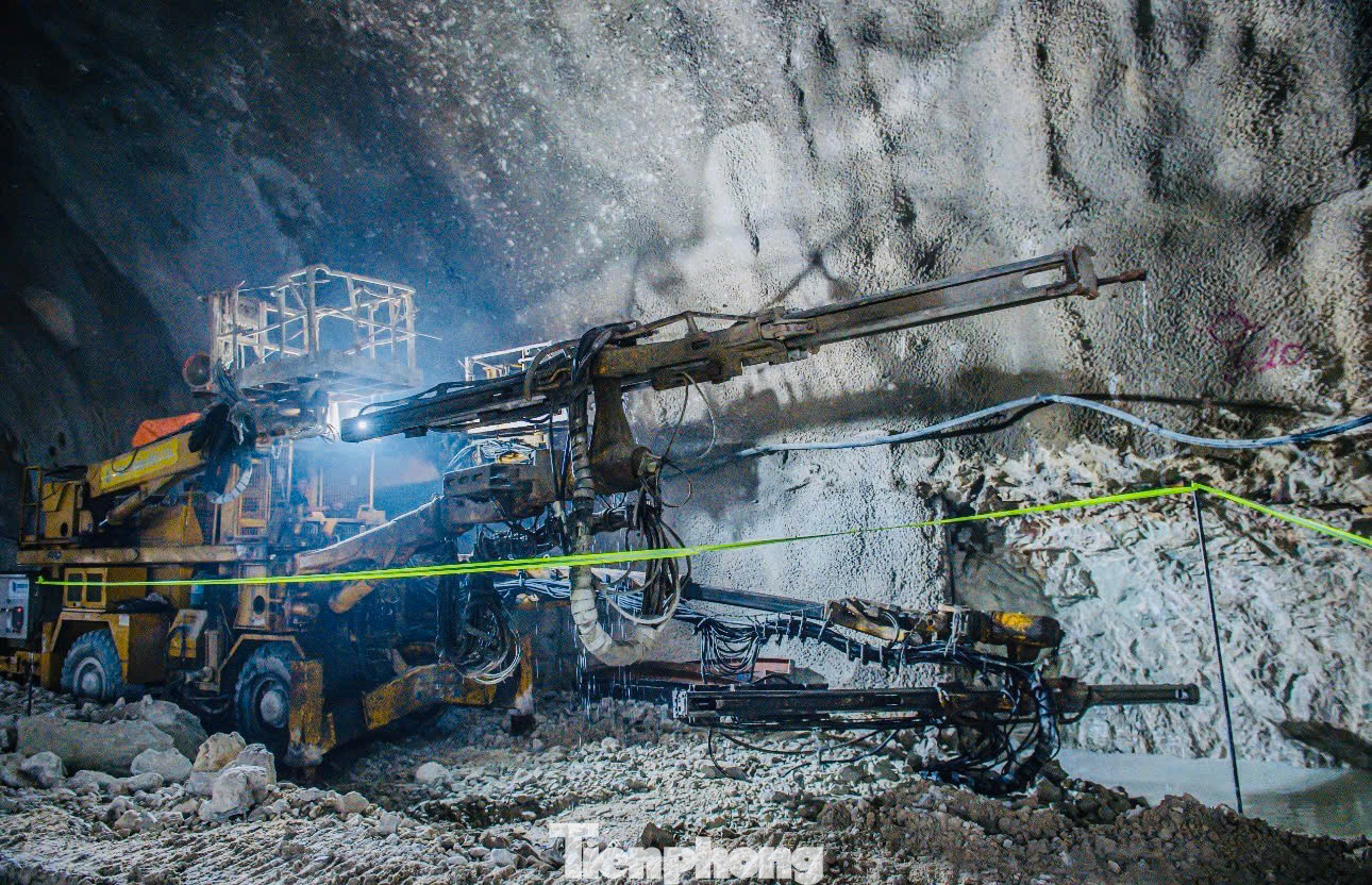 Các công nhân thi công khoan hầm số 3. Các công nhân thi công khoan hầm số 3.