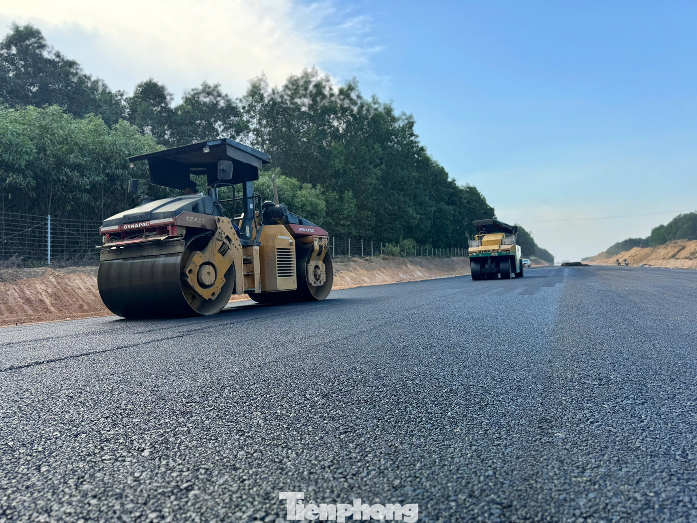 Nhà thầu triển khai thi công bê tông nhựa mặt đường. Nhà thầu triển khai thi công bê tông nhựa mặt đường.