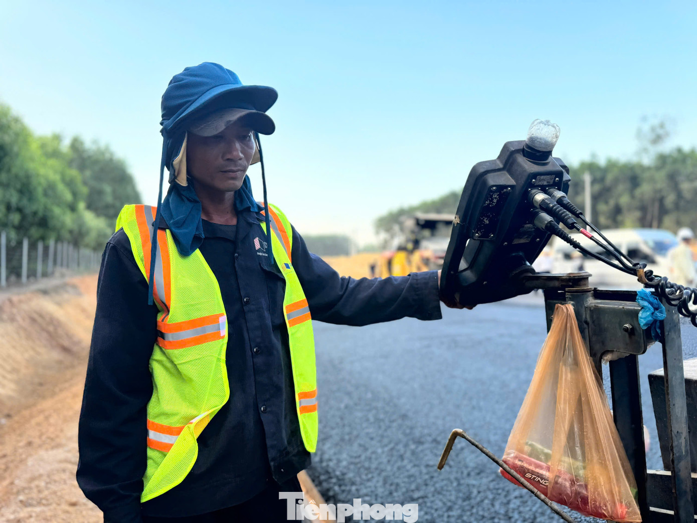 Nhà thầu triển khai thi công bê tông nhựa mặt đường. Nhà thầu triển khai thi công bê tông nhựa mặt đường.