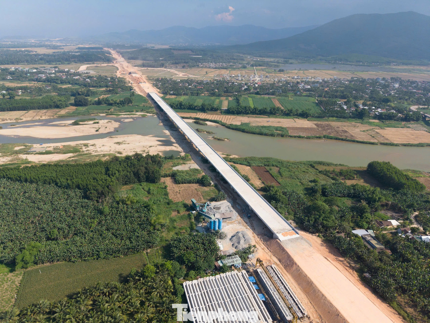 Cầu Sông Vệ - cây cầu dài nhất tuyến với chiều dài 600m cũng đã cơ bản hoàn thiện. Cầu Sông Vệ - cây cầu dài nhất tuyến với chiều dài 600m cũng đã cơ bản hoàn thiện.