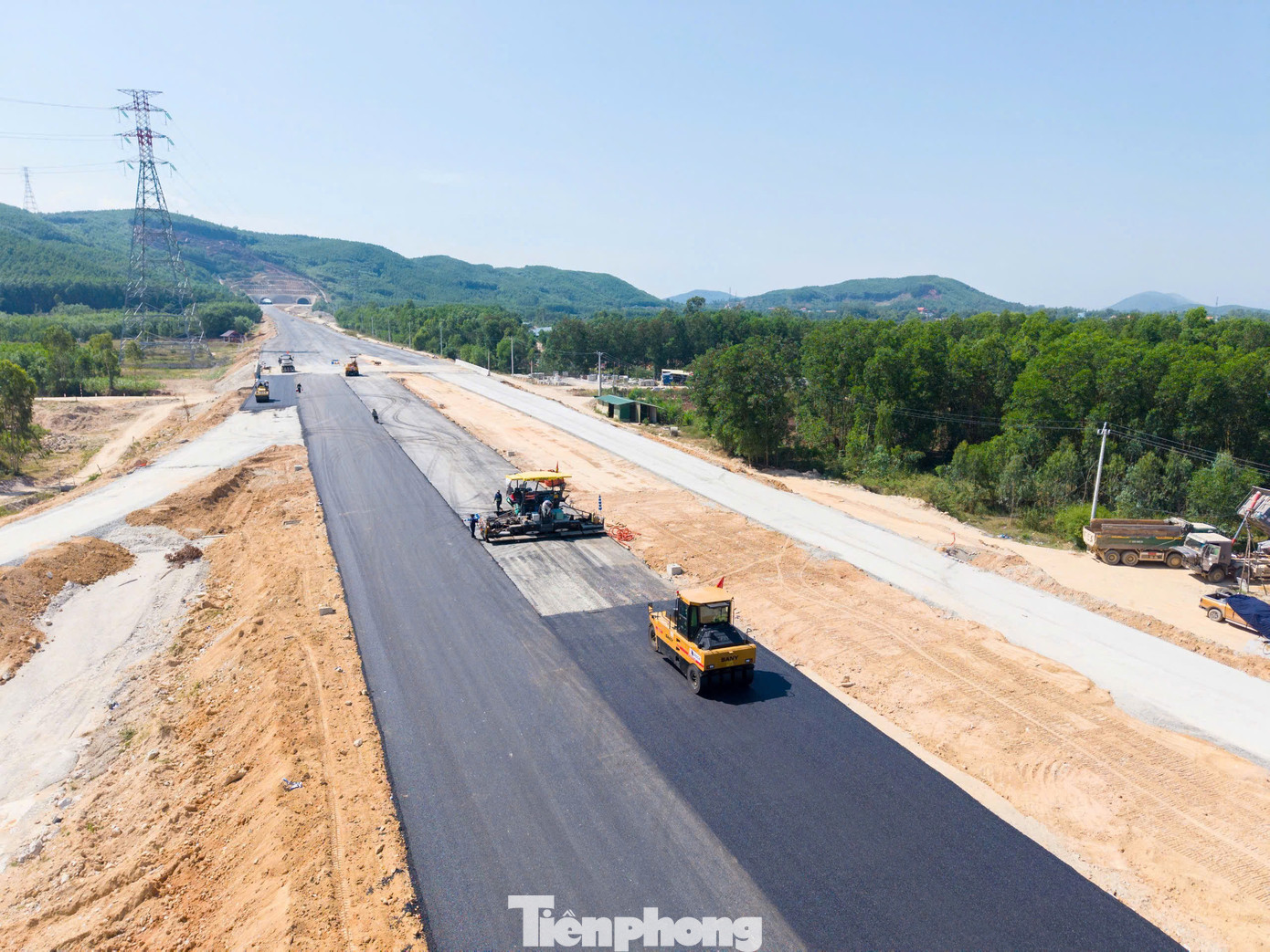 Nhà thầu triển khai thi công bê tông nhựa mặt đường. Nhà thầu triển khai thi công bê tông nhựa mặt đường.