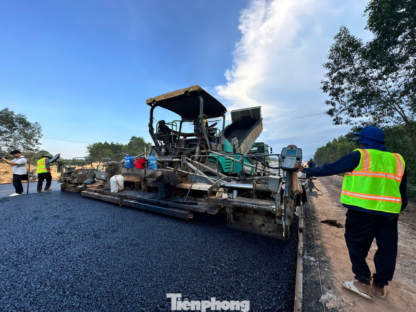 Nhà thầu triển khai thi công bê tông nhựa mặt đường. Nhà thầu triển khai thi công bê tông nhựa mặt đường.