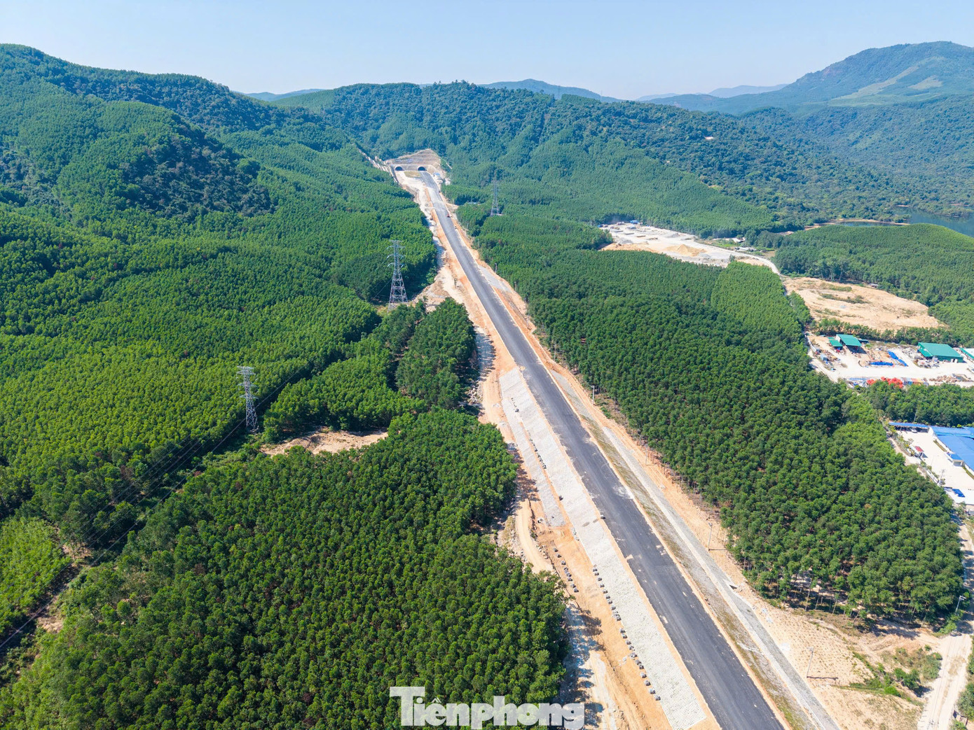 Hình hài cao tốc Quảng Ngãi - Hoài Nhơn sau hơn 2 năm thi công. Hình hài cao tốc Quảng Ngãi - Hoài Nhơn sau hơn 2 năm thi công.