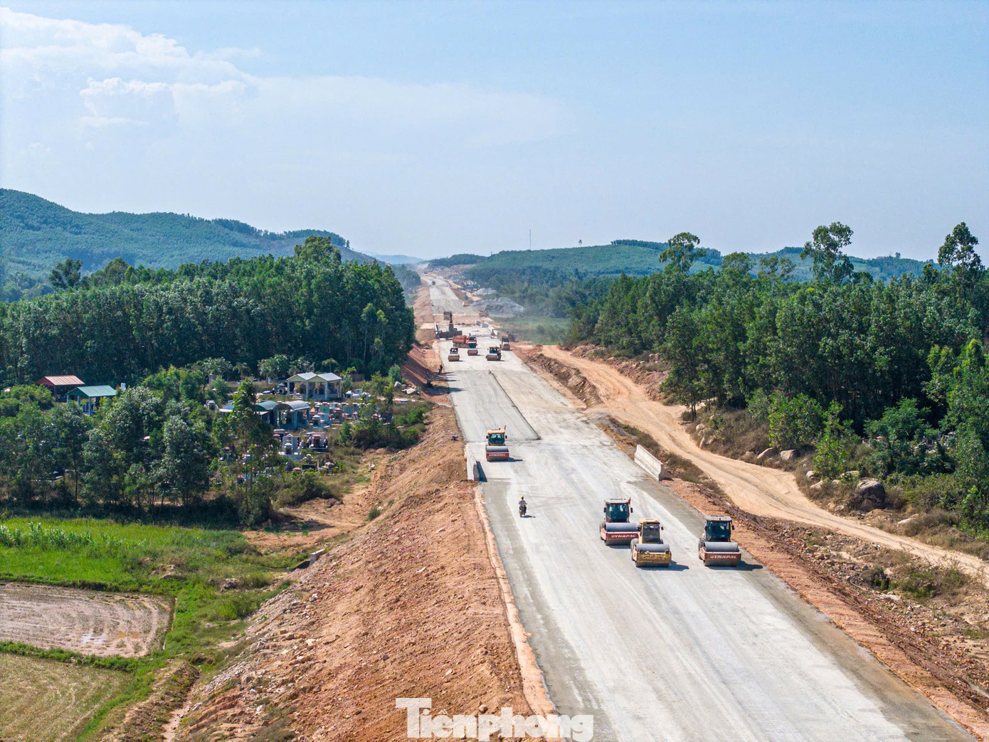 Nhà thầu huy động tổng lực các nhân lực, máy móc để tăng tốc thi công dự án. Nhà thầu huy động tổng lực các nhân lực, máy móc để tăng tốc thi công dự án.