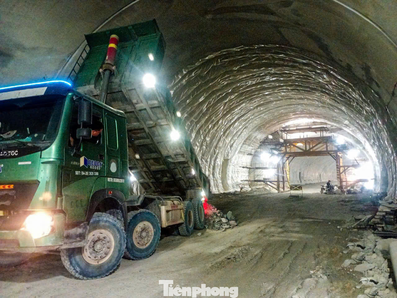 Hơn 3.000 kỹ sư, công nhân thi công trên công trình. Hơn 3.000 kỹ sư, công nhân thi công trên công trình.