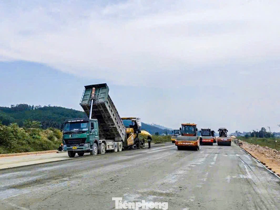 Nhà thầu huy động tổng lực các nhân lực, máy móc để tăng tốc thi công dự án. Nhà thầu huy động tổng lực các nhân lực, máy móc để tăng tốc thi công dự án.