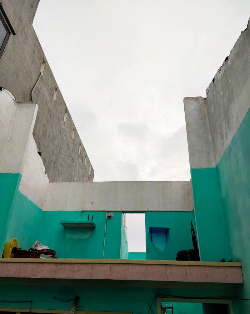 Hiện có 11 nhà dân bị tốc mái hoàn toàn. Hiện có 11 nhà dân bị tốc mái hoàn toàn.