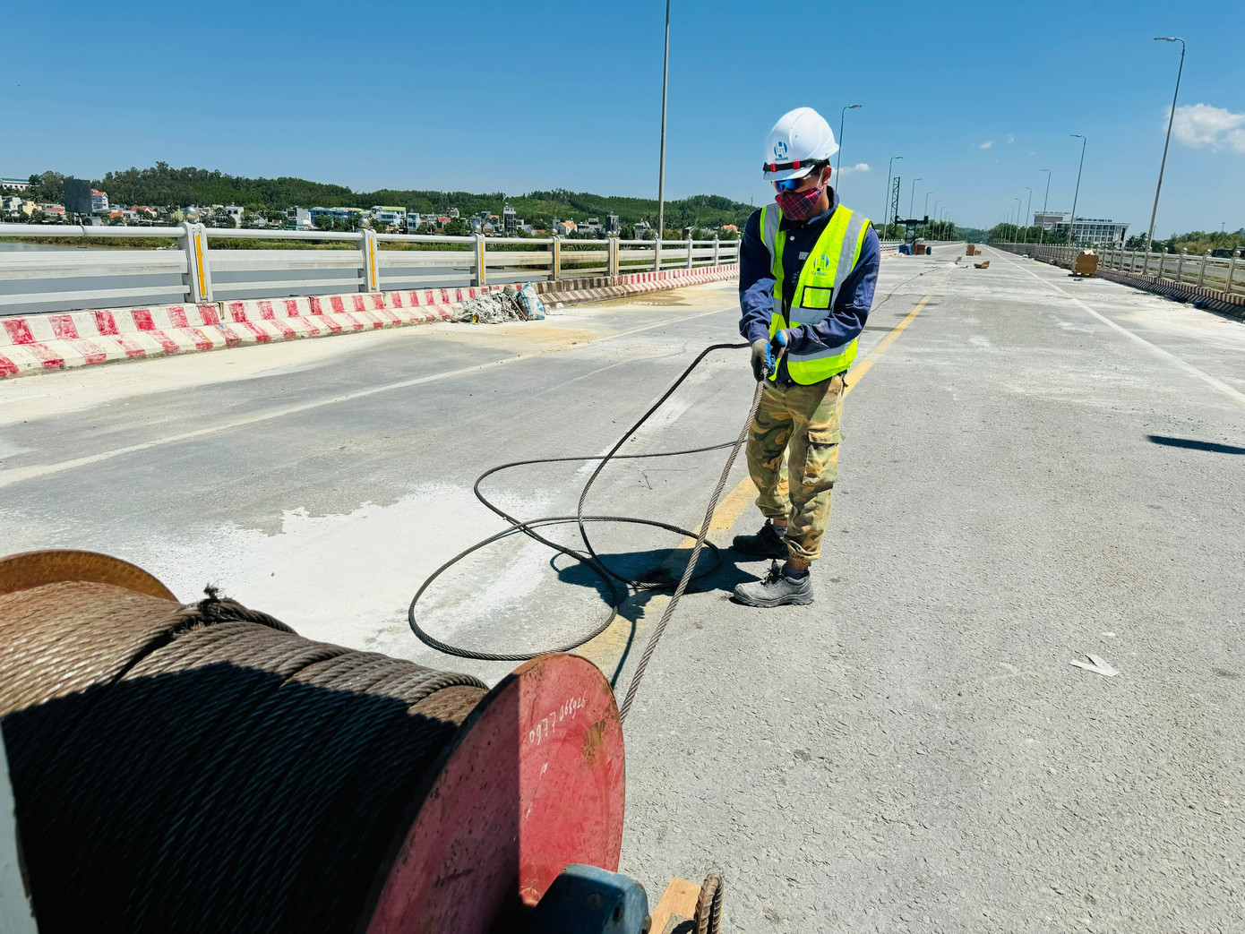 Sau hơn 1 tháng triển khai thi công, đến nay khối lượng đạt khoảng 90%, giá trị ước khoảng 11 tỷ đồng trong tổng số 12,7 tỷ đồng vốn xây lắp. Trong đó, hoàn thành việc đổ bê tông các ụ neo, vách ngăn chuyển hướng và kéo căng cáp 2 nhịp 48m là nhịp 19 và 23 với mỗi nhịp 4 bó cáp dự ứng lực.